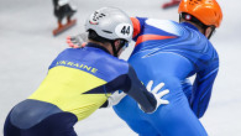 Patinatorul ucrainean Oleg Gandei (stânga) și patinatorul rus Semion Ielistratov (dreapta) se antrenează împreună înainte de începerea Jocurilor Olimpice de iarnă de la Beijing Foto: Profimedia Images | Poza 10 din 10