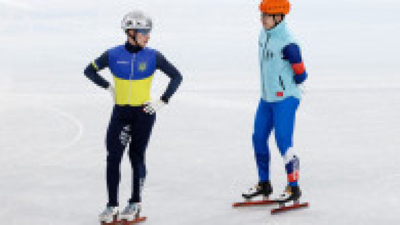 Patinatorul rus Semion Ielistratov (dreapta) vorbește cu colegul său ucrainean Oleg Gandei Foto: Profimedia Images | Poza 7 din 10