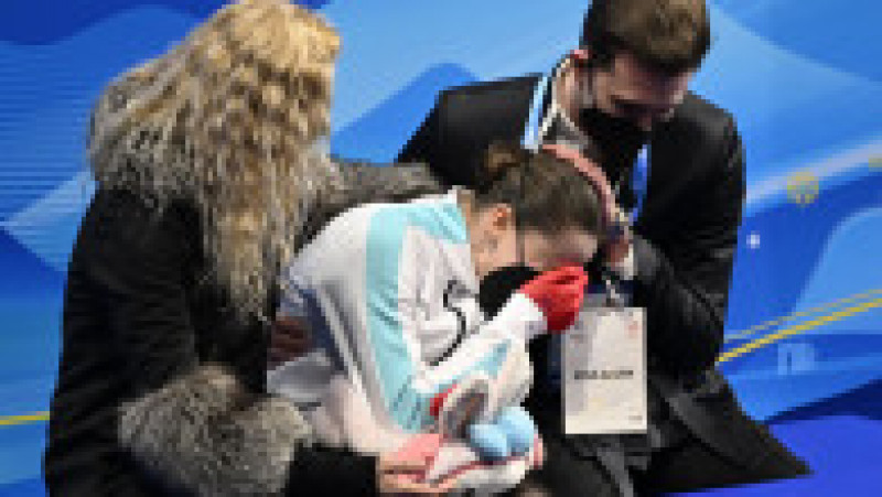 Patinatoarea Kamila Valieva este consolată de antrenoare, după ce a avut mai mult ratări în exercițiul din timpul concursului individual feminin Foto: Profimedia Images | Poza 4 din 21