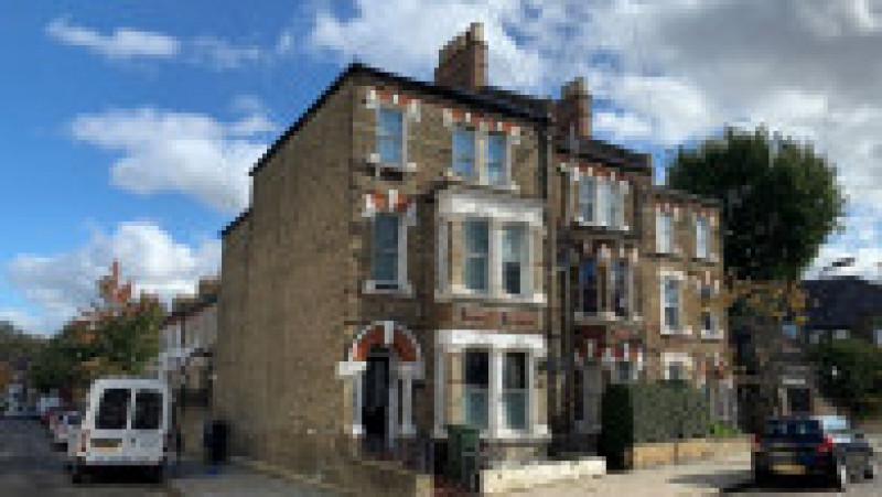 Cel mai mic apartament din Londra a fost scos la vânzare pentru 50.000 de lire, proprietatea având doar 7 metri pătraţi. Foto: onlineauctions.my-auction.co.uk | Poza 6 din 6