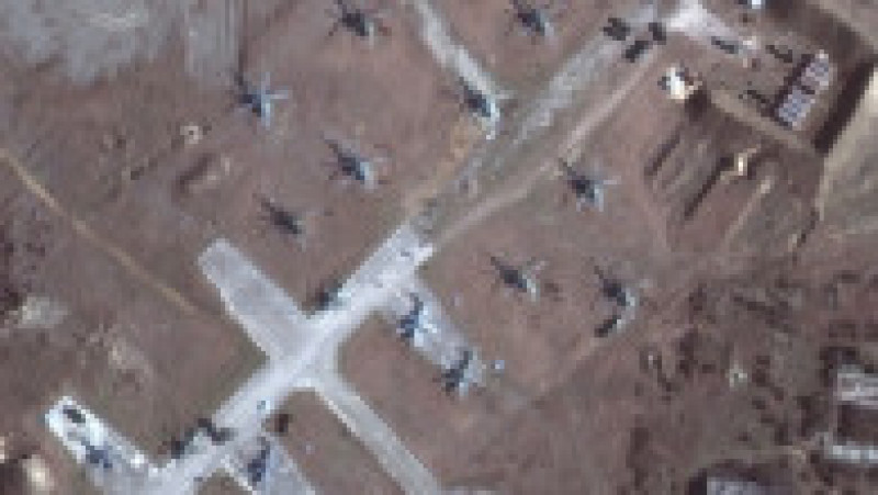 Imagine din satelit cu vehicule de transport și elicoptere de atac la sol desfășurate în apropiere de lacul Donuzlav, Crimeea - 13.02.2022. Foto: Profimedia Images | Poza 1 din 22