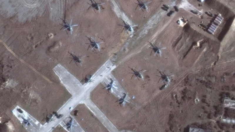 Imagine din satelit cu vehicule de transport și elicoptere de atac la sol desfășurate în apropiere de lacul Donuzlav, Crimeea - 13.02.2022. Foto: Profimedia Images