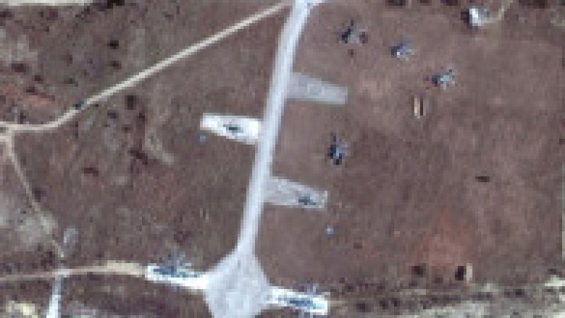 Imagine din satelit cu vehicule de transport și elicoptere de atac la sol desfășurate în apropiere de lacul Donuzlav, Crimeea - 13.02.2022. Foto: Profimedia Images | Poza 2 din 22