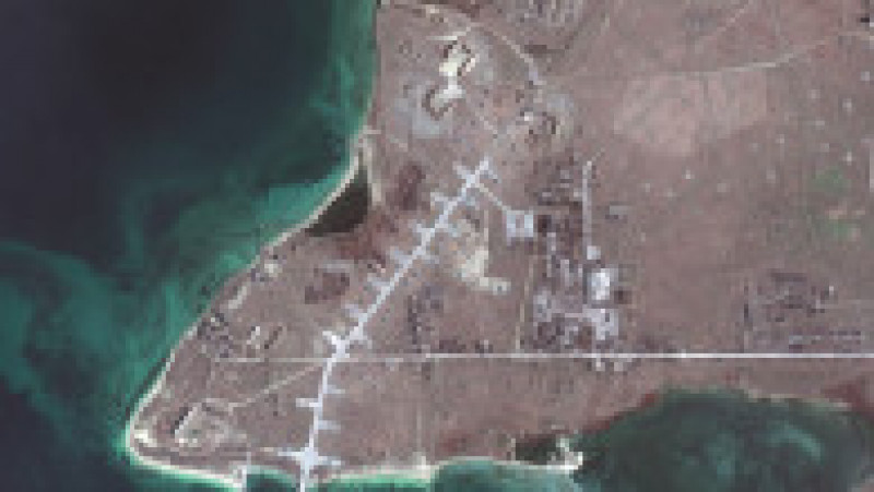 Imagine din satelit cu vehicule de transport și elicoptere de atac la sol desfășurate în apropiere de lacul Donuzlav, Crimeea - 13.02.2022. Foto: Profimedia Images | Poza 4 din 22