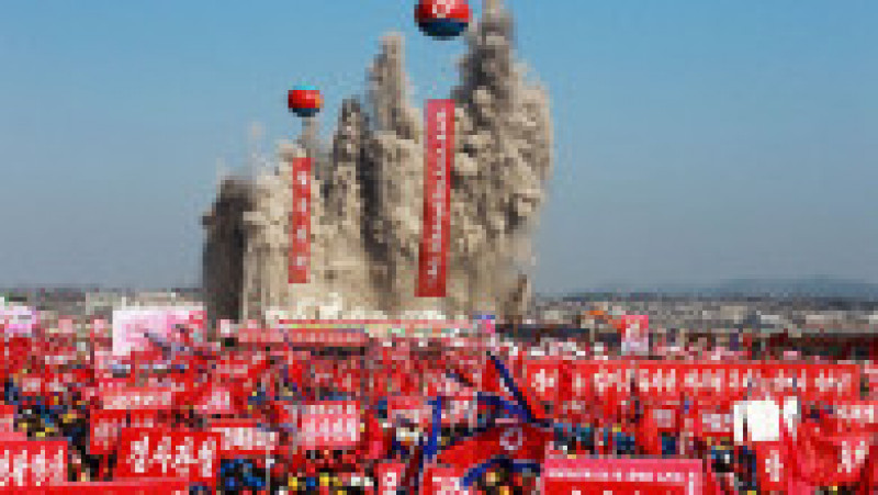 Liderul nord-coreean a fost aclamat de mii de muncitori Foto: Profimedia Images | Poza 7 din 11