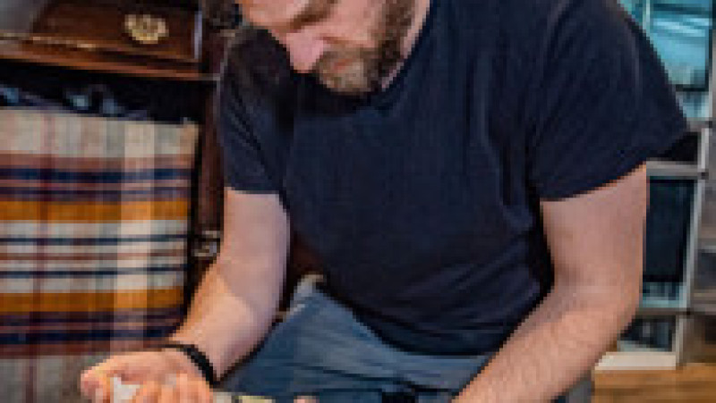 Dobby trebuie hrănit de îngrijitori zi și noapte pentru a i se asigura supraviețuirea. Foto: Profimedia Images | Poza 13 din 14