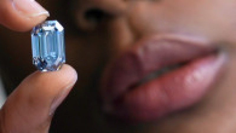 Bijuteria de 15,10 carate este „cel mai mare diamant albastru viu tăiat în trepte fără cusur intern” care a fost examinat vreodată de Institutul de Gemologie al Americii. Foto: Profimedia Images | Poza 2 din 13