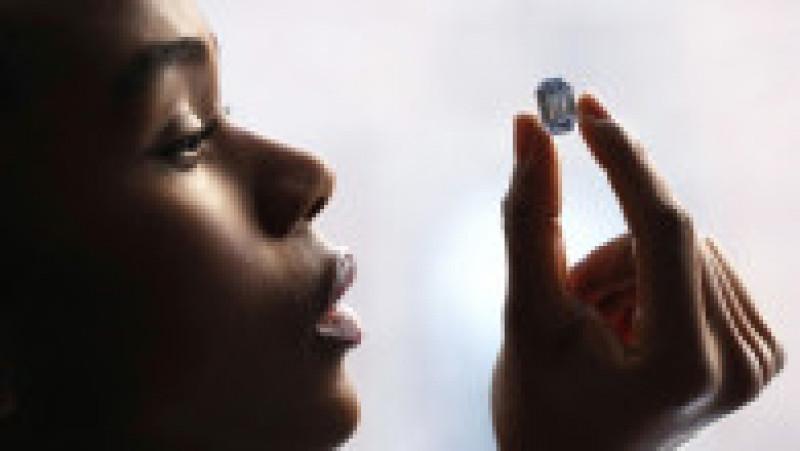 Bijuteria de 15,10 carate este „cel mai mare diamant albastru viu tăiat în trepte fără cusur intern” care a fost examinat vreodată de Institutul de Gemologie al Americii. Foto: Profimedia Images | Poza 13 din 13