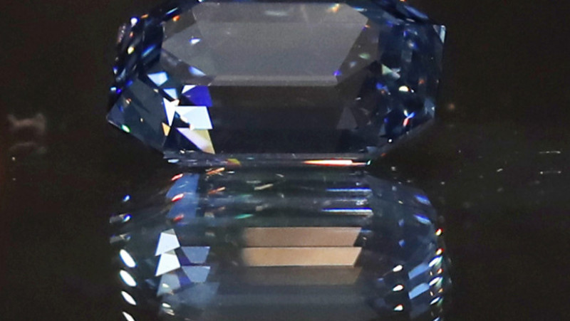 „Diamantele albastre de orice fel sunt o apariție rară pe piață, dar acesta este cel mai rar dintre rarități”, a spus Patti Wong, președintele Sotheby's Asia. Foto: Profimedia Images