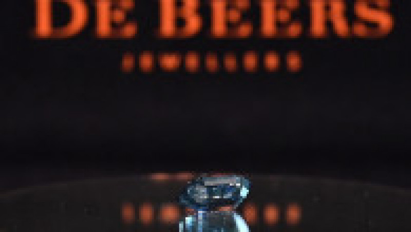 Bijuteria de 15,10 carate este „cel mai mare diamant albastru viu tăiat în trepte fără cusur intern” care a fost examinat vreodată de Institutul de Gemologie al Americii. Foto: Profimedia Images | Poza 3 din 13