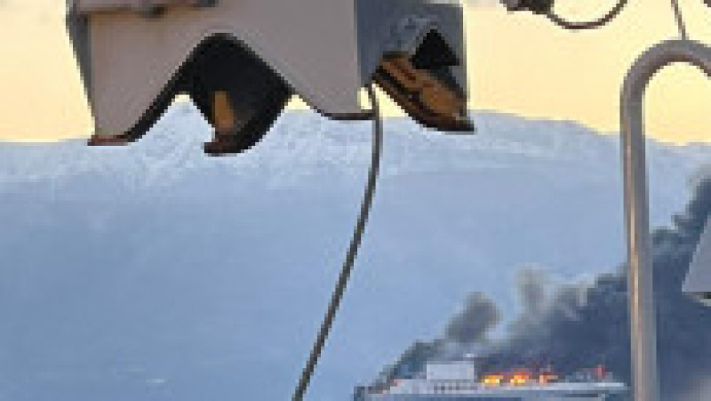 Un feribot cu 288 de persoane la bord a luat foc în Marea Mediterana. FOTO: Romulus / Twitter | Poza 2 din 3