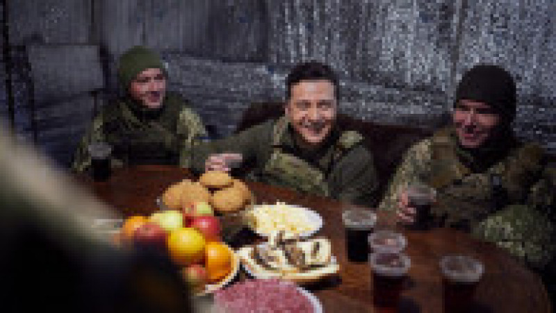Președintele Volodimir Zelenski a vizitat trupele ucrainene din Donabs și a mâncat împreună cu soldații. Foto: Profimedia | Poza 10 din 13