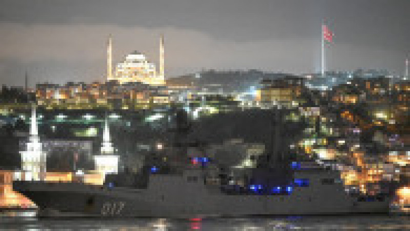 Înainte să intre în Marea Neagră, mai multe nave militare rusești au traversat Strâmtoarea Bosfor. În fundal, orașul Istanbul, Turcia. Foto: Profimedia Images | Poza 8 din 8