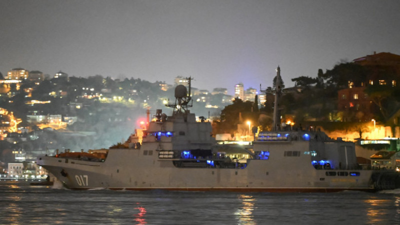 Înainte să intre în Marea Neagră, mai multe nave militare rusești au traversat Strâmtoarea Bosfor. În fundal, orașul Istanbul, Turcia. Foto: Profimedia Images