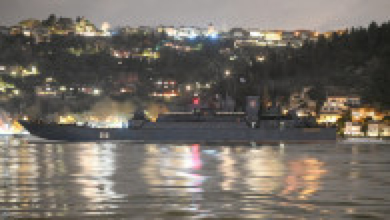 Mai multe nave militare rusești au traversat Strâmtoarea Bosfor. În fundal, orașul Istanbul, Turcia. Foto: Profimedia Images | Poza 7 din 8