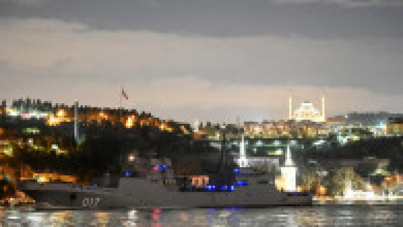 Înainte să intre în Marea Neagră, mai multe nave militare rusești au traversat Strâmtoarea Bosfor. În fundal, orașul Istanbul, Turcia. Foto: Profimedia Images | Poza 3 din 8
