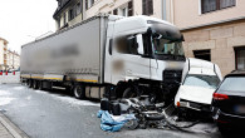 Trei persoane au fost rănite și cel puțin 31 de mașini avariate, după ce șoferul unui TIR a provocat un accident rutier grav în timp ce conducea beat într-un oraș din Germania. Sursa foto: Profimedia Images | Poza 5 din 13