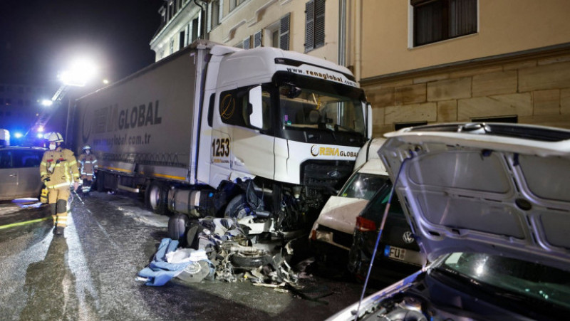 Trei persoane au fost rănite și cel puțin 31 de mașini avariate, după ce șoferul unui TIR a provocat un accident rutier grav în timp ce conducea beat într-un oraș din Germania. Sursa foto: Profimedia Images
