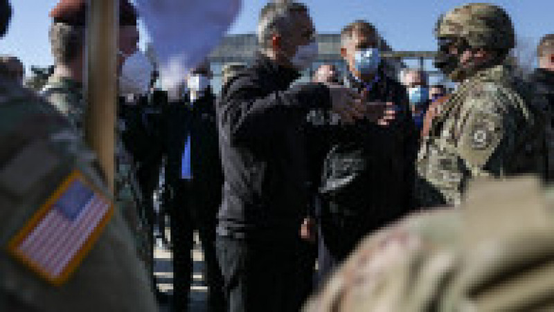 Secretarul general al NATO, Jens Stoltenberg, împreună cu președintele Klaus Iohannis, au vizitat Baza 57 Aeriană Mihail Kogălniceanu. FOTO: INQUAM PHOTOS - Octav Ganea | Poza 7 din 10