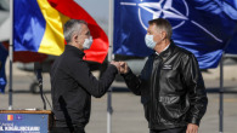 Secretarul general al NATO, Jens Stoltenberg, împreună cu președintele Klaus Iohannis, au vizitat Baza 57 Aeriană Mihail Kogălniceanu. FOTO: INQUAM PHOTOS - Octav Ganea | Poza 2 din 10