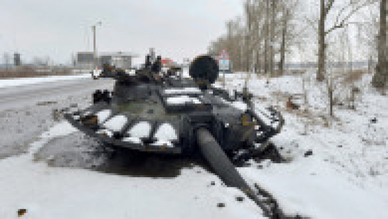 O parte dintr-un tanc rusesc distrus la periferia Harkovului. Foto: Profimedia Images | Poza 5 din 10