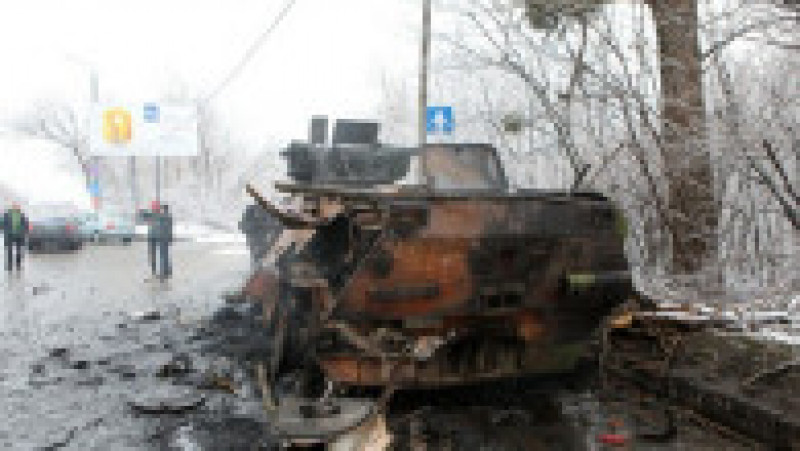 Vehicul militar distrus la periferia orașușui Harkov. Foto: Profimedia | Poza 6 din 8