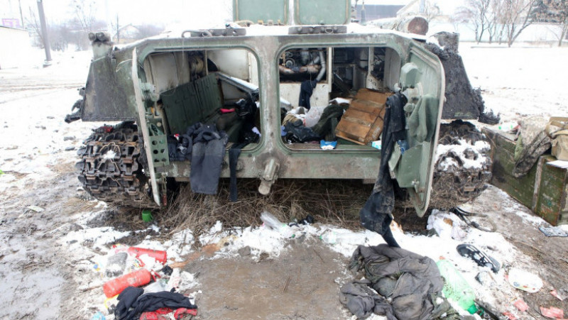 Vehicul militar distrus la periferia orașușui Harkov. Foto; Profimedia