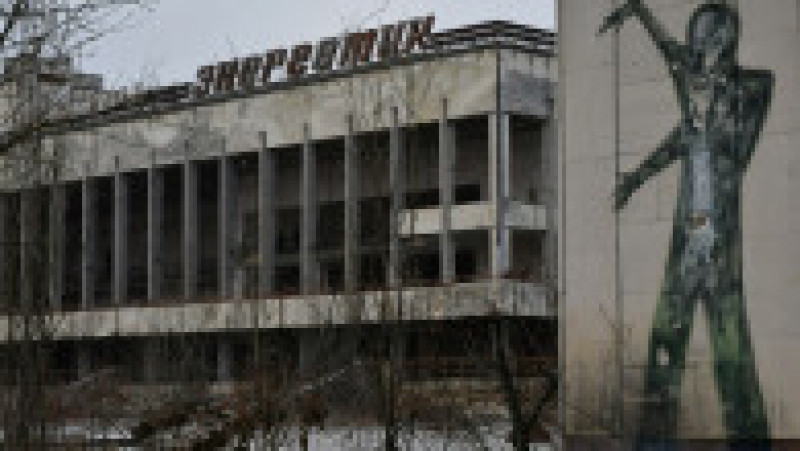 Imagine din 8 decembrie 2020. Grafitti pe o clădire din orașul evacuat Pripiat, localizat lângă centrala nucleară de la Cernobîl. Sursa foto: Profimedia Images | Poza 7 din 14