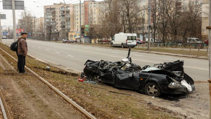 Mașină distrusă în Kiev, după ce a fost strivită de un tanc rusesc. Foto: Profimedia Images
