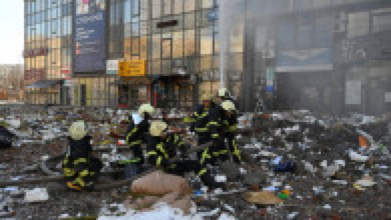 O rachetă lansată de forțele armate ale Rusiei a lovit un bloc de locuințe din Kiev. Foto: Profimedia Images | Poza 3 din 11