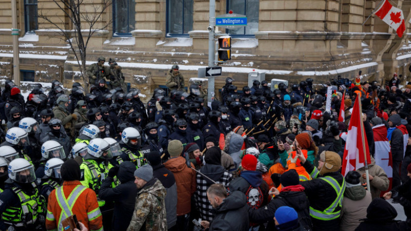 Poliția din Ottawa a intervenit în forță, cu gaze lacrimogene, și a eliberat zona de la Parlament. FOTO: Profimedia Images