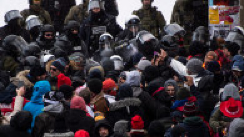Poliția din Ottawa a intervenit în forță, cu gaze lacrimogene, și a eliberat zona de la Parlament. FOTO: Profimedia Images | Poza 4 din 6