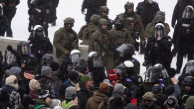 Poliția din Ottawa a intervenit în forță, cu gaze lacrimogene, și a eliberat zona de la Parlament. FOTO: Profimedia Images | Poza 5 din 6