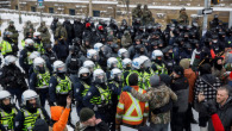 Poliția din Ottawa a intervenit în forță, cu gaze lacrimogene, și a eliberat zona de la Parlament. FOTO: Profimedia Images | Poza 2 din 6