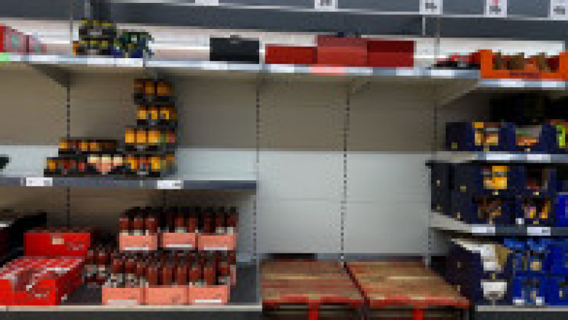 Rafturi goale în supermarketurile din Marea Britanie, după trecerea devastatoarei furtuni Eunice. FOTO: Profimedia Images | Poza 2 din 5