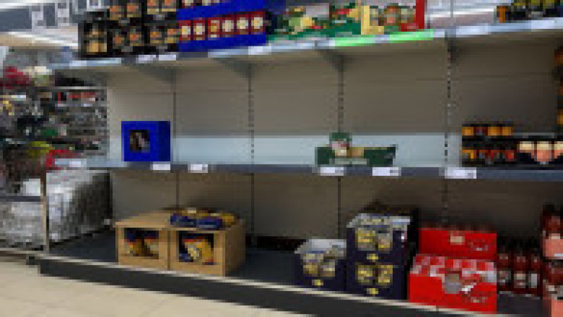 Rafturi goale în supermarketurile din Marea Britanie, după trecerea devastatoarei furtuni Eunice. FOTO: Profimedia Images | Poza 4 din 5