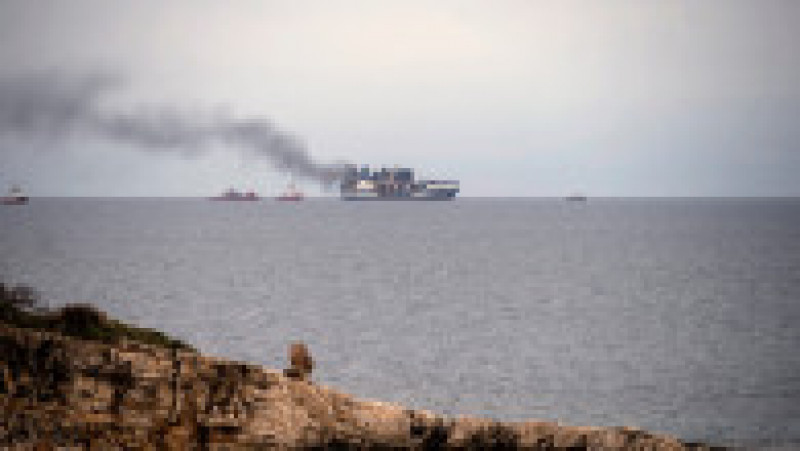 Feribotul cuprins de flăcări în Grecia va fi tractat într-un port. Sursa foto: Profimedia Images | Poza 7 din 26