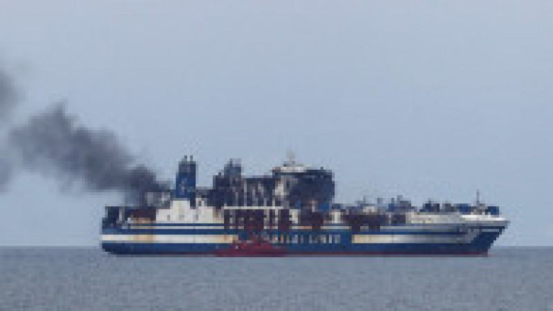Feribotul cuprins de flăcări în Grecia va fi tractat într-un port. Sursa foto: Profimedia Images | Poza 6 din 26