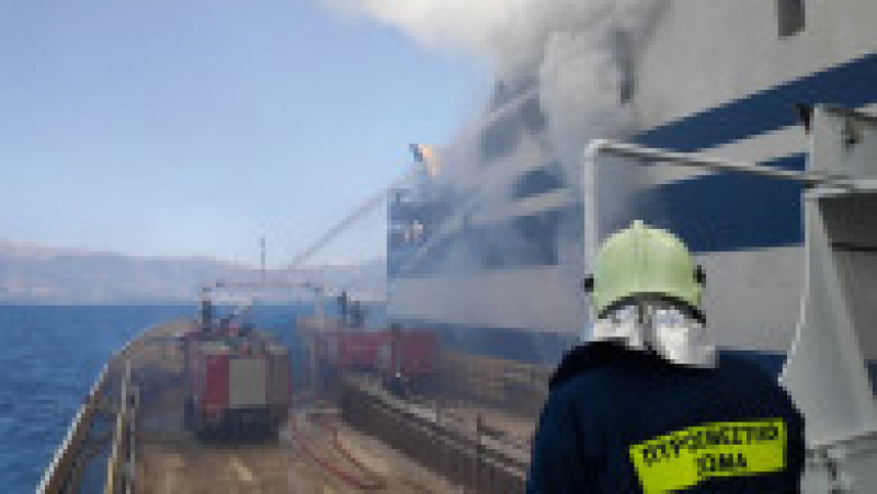 Feribotul cuprins de flăcări în Grecia va fi tractat într-un port. Sursa foto: Profimedia Images | Poza 8 din 26