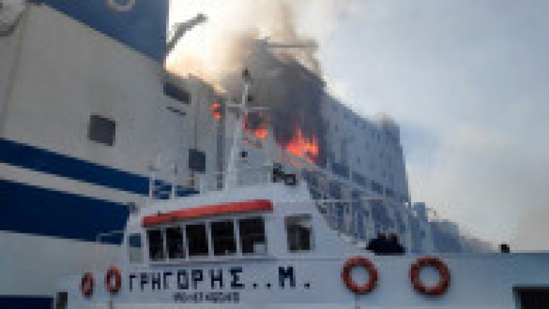 Feribotul cuprins de flăcări în Grecia va fi tractat într-un port. Sursa foto: Profimedia Images | Poza 9 din 26