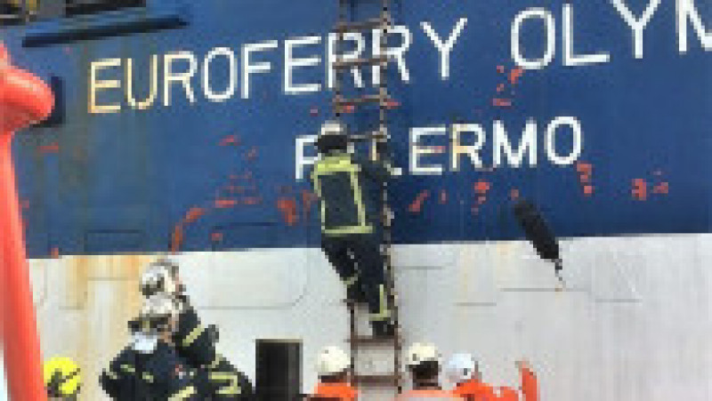 Feribotul cuprins de flăcări în Grecia va fi tractat într-un port. Sursa foto: Profimedia Images | Poza 3 din 26