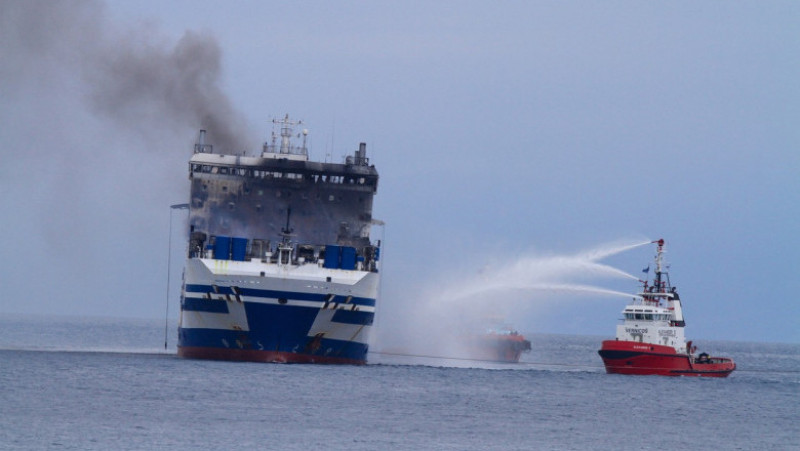 Feribotul cuprins de flăcări în Grecia va fi tractat într-un port. Sursa foto: Profimedia Images