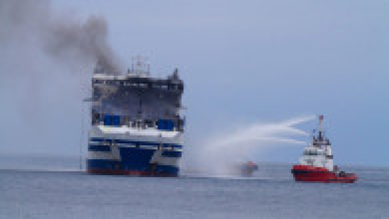 Feribotul cuprins de flăcări în Grecia va fi tractat într-un port. Sursa foto: Profimedia Images | Poza 1 din 26