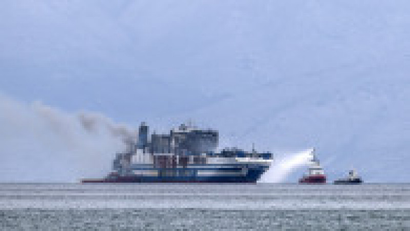 Feribotul cuprins de flăcări în Grecia va fi tractat într-un port. Sursa foto: Profimedia Images | Poza 13 din 26