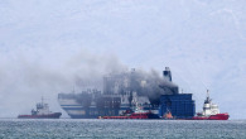 Feribotul cuprins de flăcări în Grecia va fi tractat într-un port. Sursa foto: Profimedia Images | Poza 14 din 26
