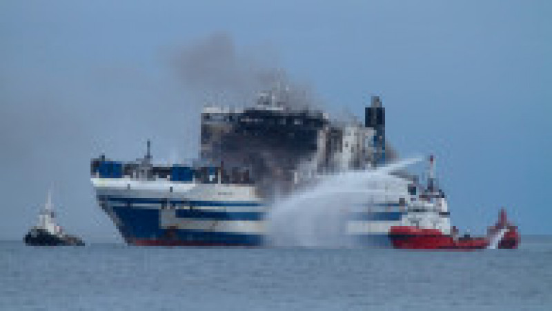 Feribotul cuprins de flăcări în Grecia va fi tractat într-un port. Sursa foto: Profimedia Images | Poza 17 din 26