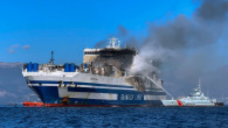 Feribotul cuprins de flăcări în Grecia va fi tractat într-un port. Sursa foto: Profimedia Images | Poza 12 din 26