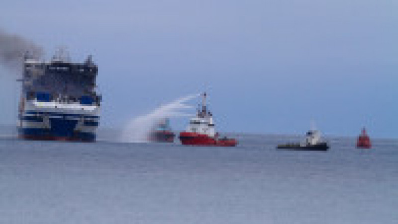 Feribotul cuprins de flăcări în Grecia va fi tractat într-un port. Sursa foto: Profimedia Images | Poza 23 din 26