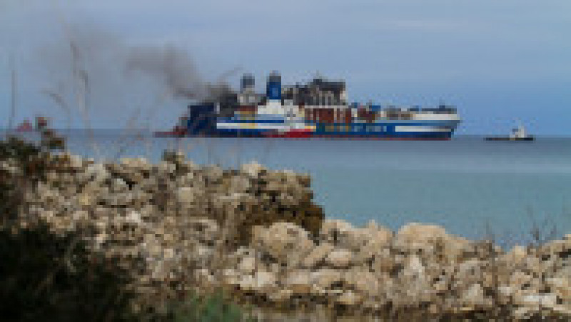 Feribotul cuprins de flăcări în Grecia va fi tractat într-un port. Sursa foto: Profimedia Images | Poza 24 din 26