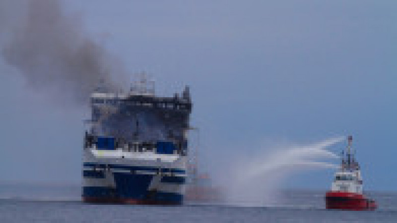 Feribotul cuprins de flăcări în Grecia va fi tractat într-un port. Sursa foto: Profimedia Images | Poza 25 din 26